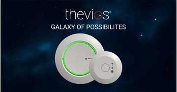 Darstellung der smarten thevios® Deckensensoren vor blauem Hintergrund