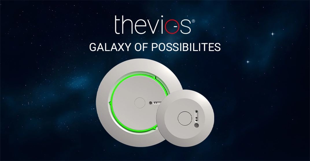 Darstellung der smarten thevios® Deckensensoren vor blauem Hintergrund