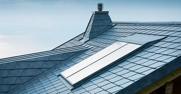 Nahaufnahme eines Aluminiumdachs mit Dachfenster