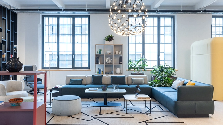 Galerie-Bild 2: große blau-weiße Eckcouch, 2 Beistelltische, großer Teppich mit grafischem Muster