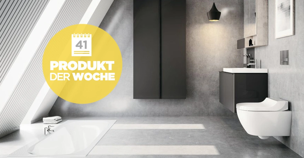 Moderne Badezimmerausstattung mit hängenden Schränken und Toilette neben einer Badewanne unter einer schrägen Decke in einem grauen Raum. Text auf gelbem Kreis: 41 PRODUKT DER WOCHE