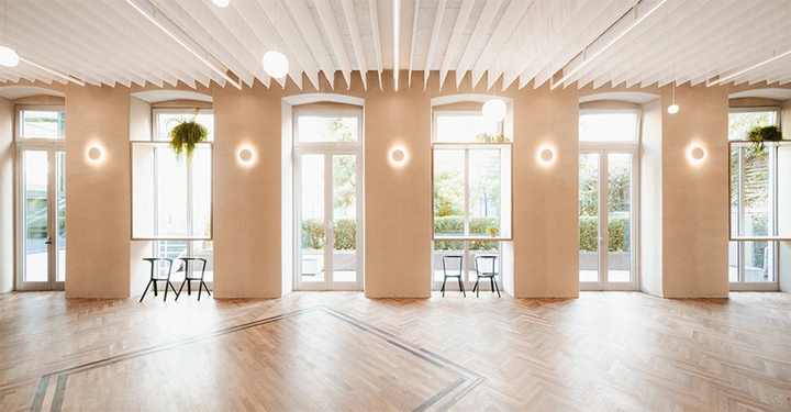 Lichtdurchflutete Tanzschule