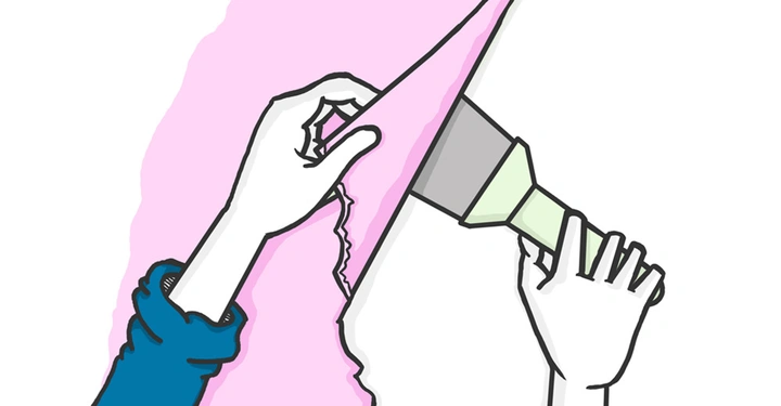 Hände reißen rosa Tapete ab eine Hand hält einen Spachtel und schabt die Tapete von der Wand eine Person trägt blaue Ärmel im Kontext eines Renovierungsprojekts einer Wand.