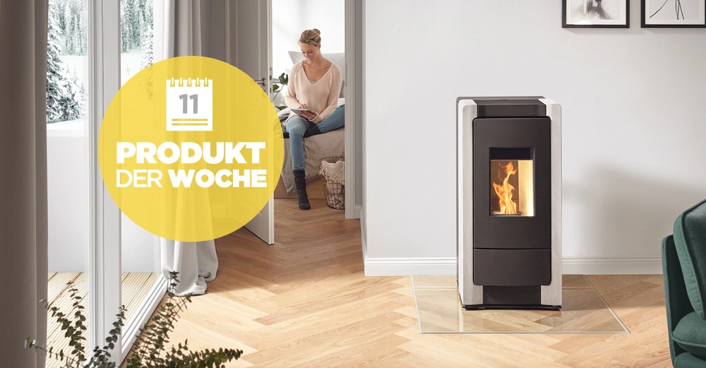 Ein moderner Kaminofen brennt im Wohnzimmer neben einer Tür Eine Person sitzt im angrenzenden Raum Ein gelber Kreis mit der Aufschrift Produkt der Woche und einer Kalendergrafik ist eingeblendet Text 11 PRODUKT DER WOCHE