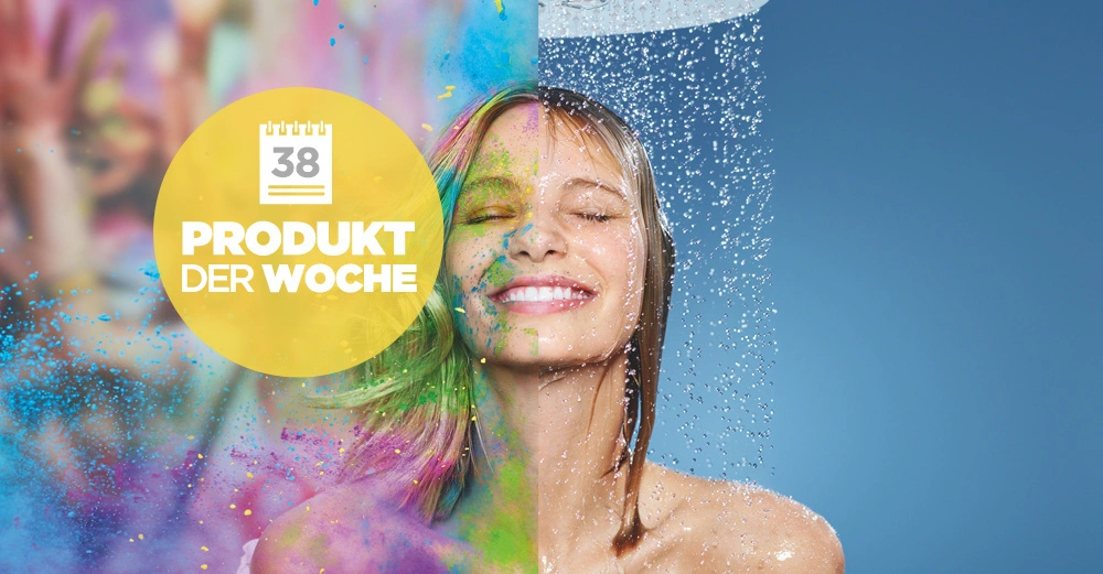 Frau lächelt bunt bemalt links in Menschenmenge rechts unter Dusche vor blauem Hintergrund Text 38 PRODUKT DER WOCHE im gelben Kreis