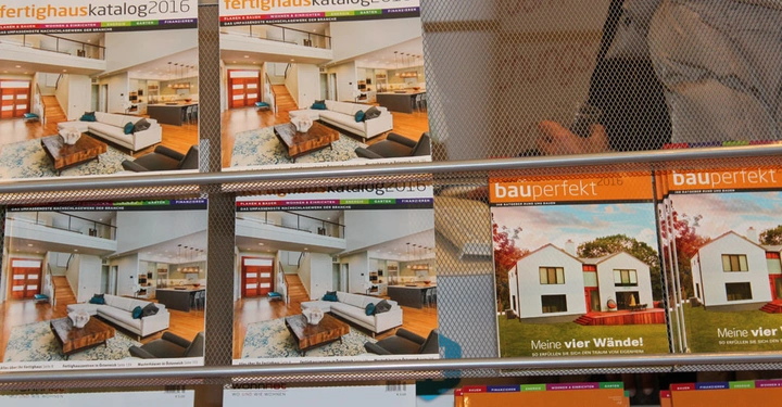 Galerie-Bild 8: Mehrere Zeitschriften in einem Metallständer präsentieren Ausgaben von wohnnet fertighauskatalog2016 und bauperfekt2016. Titelseiten zeigen moderne Innenräume und Häuser. wohnnet fertighauskatalog2016 bauperfekt2016 Meine vier Wände So erfüllen Sie sich den Traum vom Eigenheim