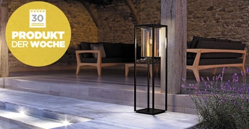 Lampe leuchtet auf einer Terrasse neben Lavendel mit Sofa und Steinmauer im Hintergrund. Text: 30 PRODUKT DER WOCHE