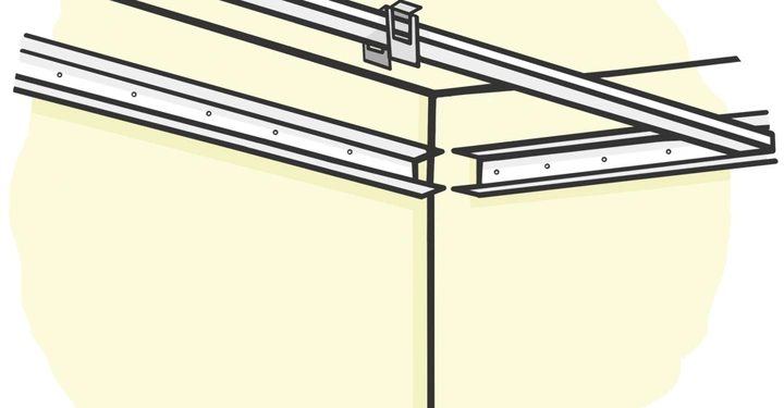 Metallschienen sind an der Decke und Wand befestigt, wobei zwei vertikale Schienen an einem Eckpunkt verbunden sind. Der Hintergrund zeigt eine beige Wand.