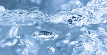 Eiswürfel schwimmen im Wasser in einer aquatischen Umgebung.