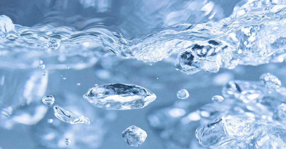 Eiswürfel schwimmen im Wasser in einer aquatischen Umgebung.