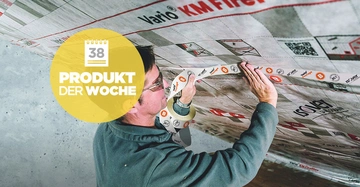 Person installiert eine Dampfsperrfolie an der Decke in einem Baukontext Text: 38 PRODUKT DER WOCHE