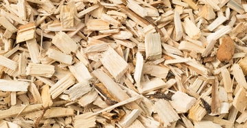 Holzspäne liegen verstreut auf dem Boden in einem Haufen verstreut in einem ungeordneten Durcheinander