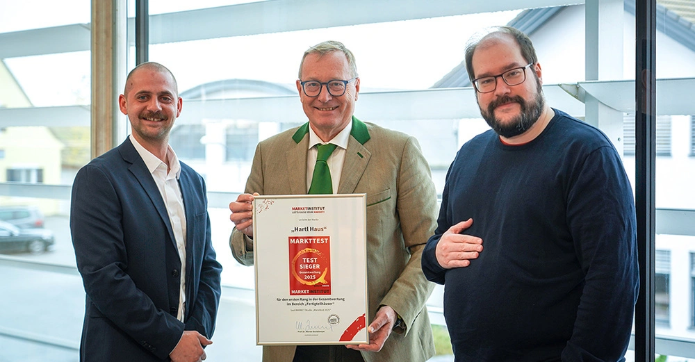 Werner Beutelmeyer, Institutsvorstand und Geschäftsführer des Market Institut, gratuliert CEO Yves Suter und Marketingleiter Philipp Müller (von HARTL HAUS zum ersten Platz beim diesjährigen MARKET Quality Award.