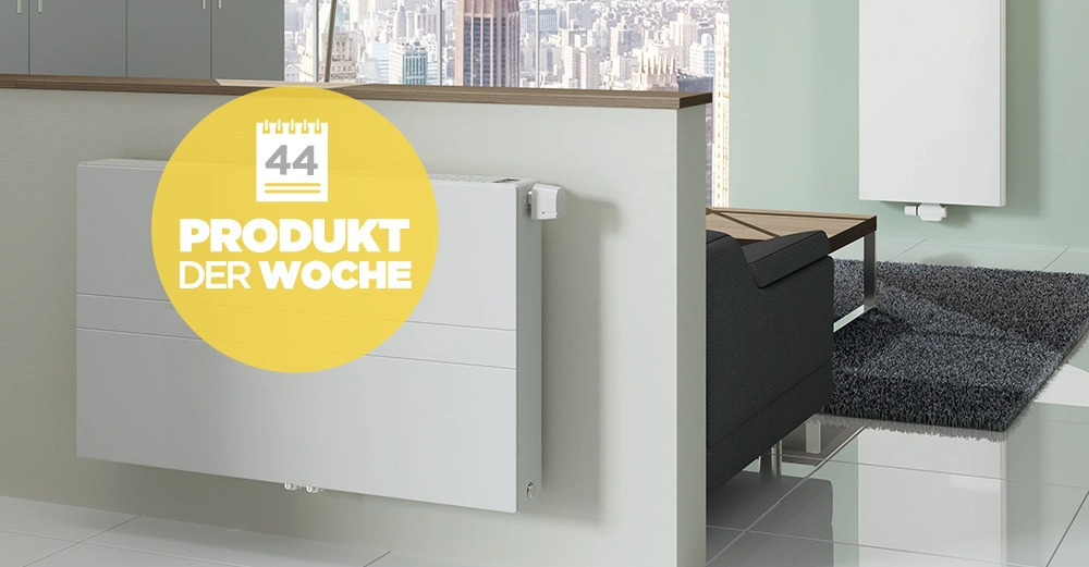 Weißer Heizkörper an der Wand montiert in modernem Wohnzimmer mit Couch und Teppich Stadtbild im Fensterhintergrund Runde gelbe Grafik mit Kalenderwoche 44 Text Produkt der Woche angezeigt