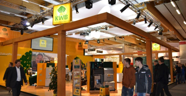 Galerie-Bild 20: Ein Messestand zeigt Produkte. Einige Menschen gehen daran vorbei oder betrachten die ausgestellten Objekte. Über dem Stand hängt ein Schild mit der Aufschrift KWB. Die Umgebung ist eine Messehalle.