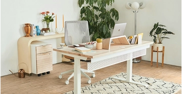 Helles Homeoffice mit modernem, höhenverstellbarem Schreibtisch aus Holz und Weiß, ergonomischem Bürostuhl, Laptop, dekorativen Pflanzen, Sideboard und Teppich in gemütlicher Wohnatmosphäre.