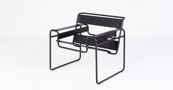 Galerie-Bild 9: Marcel Breuer, von Gropius als sein begabtester Schüler bezeichnet, hat diesen Evergreen entworfen. Der Wassily Chair, ursprünglich als Clubsessel B3 bezeichnet, wurde 1925 in Dessau entworfen und gilt bis heute als&nbsp;Meilenstein des Bauhaus-Designs und der modernen Möbelgeschichte. Der B3 steht bis heute exemplarisch für die Verbindung von Funktionalität, Materialinnovation und zeitloser Ästhetik.