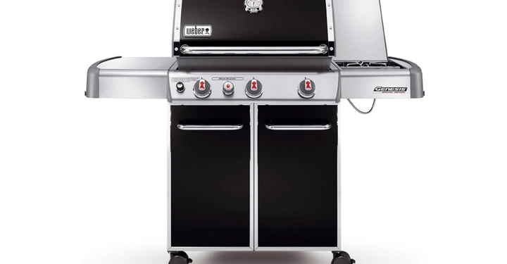 Galerie-Bild 10: Schwarzer Gasgrill mit drei Knöpfen steht auf Rädern in heller Umgebung. Text: Weber Genesis.
