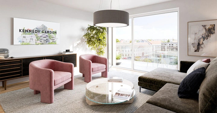 Zwei rosa Sessel und ein runder Glastisch stehen in einem modernen Wohnzimmer mit großen Fenstern und einem Sofa. An der Wand hängt ein Bild mit der Aufschrift KENNEDY GARDEN.