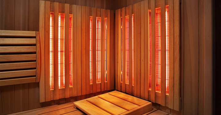 rot leuchtende Infrarotpaneelle in einer Infrarotkabine aus dem typsichen hellen Holz.