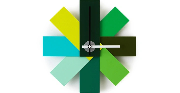 Galerie-Bild 2: Bunte geometrische Uhr zeigt Zeit mit schwarzen und weißen Zeigern an auf einem weißen Hintergrund sind rechteckige Farbflächen radial von der Mitte angeordnet in Blau Grün und Gelb.