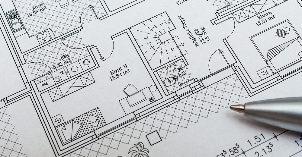 Grundriss-Plan von Wohnung, Maße für Kinderzimmer, Eltern, Küche. 
