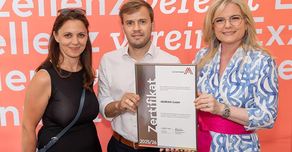 Gabrijela Ponier (Leitung Marketing Murexin GmbH), Rainer Pascher (Geschäftsführer Murexin GmbH), Monica Rintersbacher (Geschäftsführerin Leitbetriebe Austria) bei der Urkundenübergabe im Rahmen des Leitbetriebe Austria Sommerfests 2025.