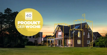 Haus mit gelben Linien in der Form eines Schlosses Nachtaufnahme Garten im Vordergrund Bäume im Hintergrund Text auf gelbem Kreis 40 PRODUKT DER WOCHE
