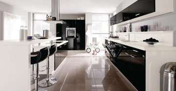 Moderne Küche mit schwarzen und weißen Möbeln Stehtische mit Barhockern Milchflaschen Tassen und Kochutensilien auf der Arbeitsfläche Geschirrspüler ist geöffnet Ein Licht durchfluteter Raum mit großen Fenstern und glänzendem Fliesenboden