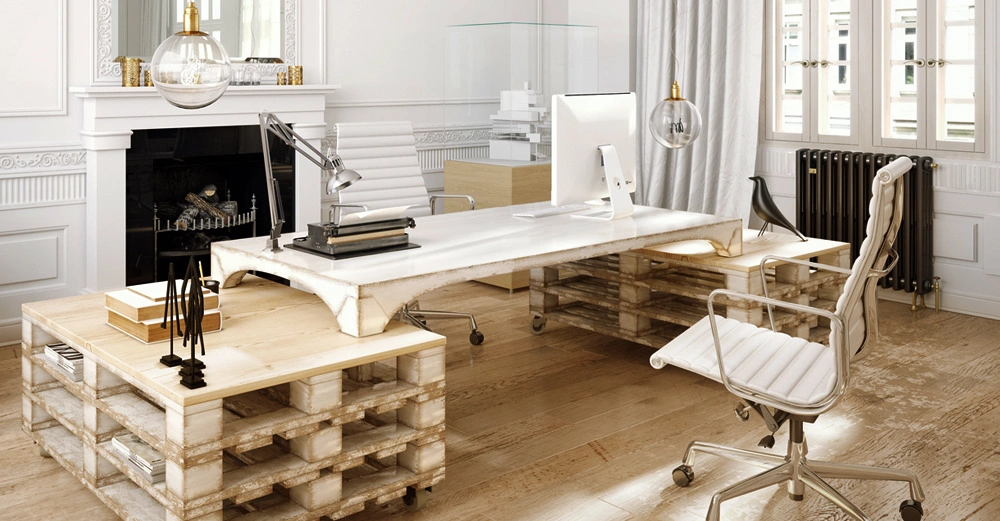 Ein weißer Schreibtisch aus Holzpaletten mit einem Computer und einer Lampe steht in einem hellen Raum mit Holzboden Geräumiger Stuhl und Beistelltisch Holzofen in der Ecke