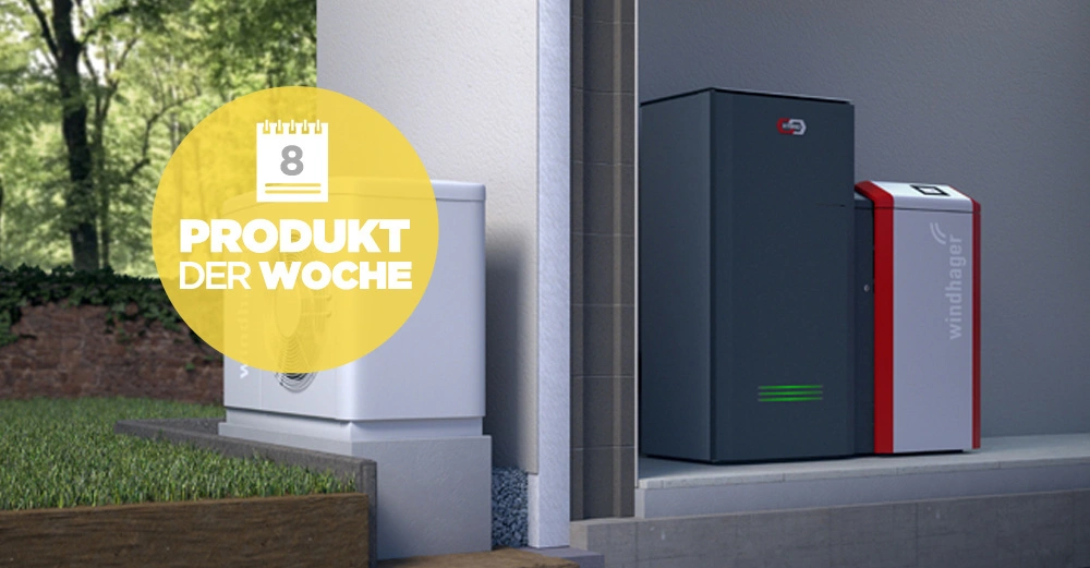 Weiße Wärmepumpe und graue Heizungseinheit stehen nebeneinander an einer Gebäudewand im Freien umgeben von Rasenfläche und Bäumen. Gelber Kreis mit Text 8 PRODUKT DER WOCHE.