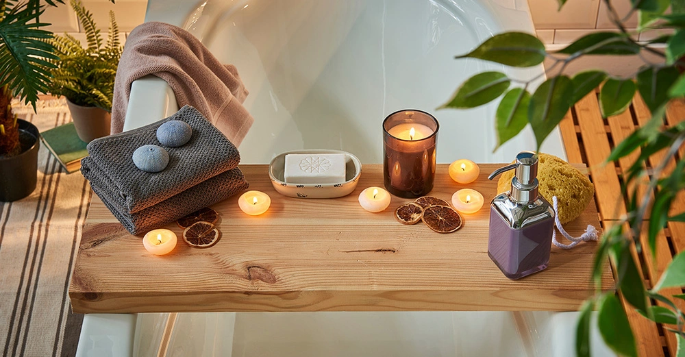 Stilvolles Spa-Interieur mit Holzablage für Kerze, Handtuch und Seife. Stimmungsvolle Beleuchtung und entspannende Wellness-Atmosphäre