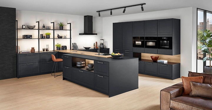 schwarze Küche mit hellem Holzboden und indirekter Beleuchtung von nobilia