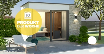 Gartenhütte mit offener Tür steht in einem modernen Garten mit gepflasterter Terrasse und Liegestuhl umgeben von grünen Hecken und Bäumen gelber Kreis mit Text: 10 PRODUKT DER WOCHE