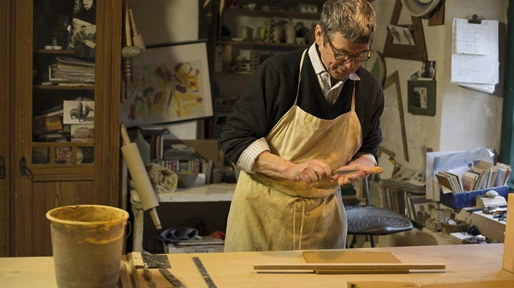 Franz Josef Altenburg in seinem Atelier arbeitend
