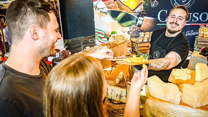 Galerie-Bild 5: Regionale ProduzentInnen und WinzerInnen laden in der Genussmeile zu Verkostungen ein.