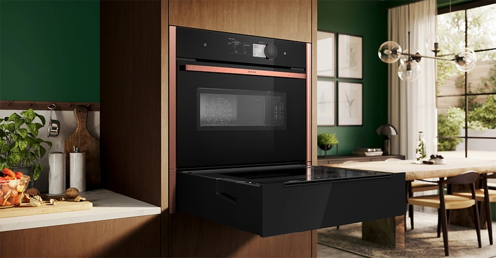 ausziehbarer Ofen und Dampfgarer in moderner Holzküche