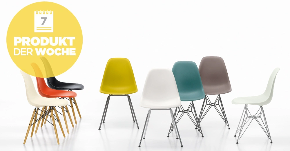 Verschiedene bunte Stühle stehen nebeneinander auf einem weißen Hintergrund. Links oben steht in einem gelben Kreis der Text: 7 PRODUKT DER WOCHE