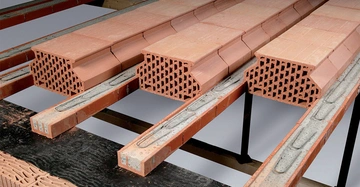 Ziegel Fertigdecke, halb fertig, von oben fotografiert. Träger sehr gut zu erkennen, Bewehrung auch, Füllziegel zum Teil schon eingelegt.