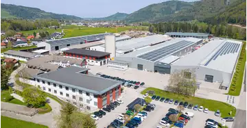 Luftaufnahme der WOLF Produktionshallen in Scharnstein