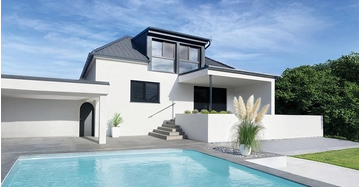 Weißes modernes Einfamilienhaus mit Pool, Terrasse und gepflegtem Garten bei sonnigem Himmel