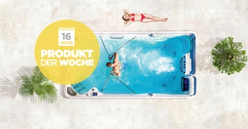 Schwimmbecken im Freien mit Person im Wasser schwimmend und eine Frau im roten Badeanzug nebendran liegend darauf gelber Kreis mit Kalendertext 16 PRODUKT DER WOCHE.