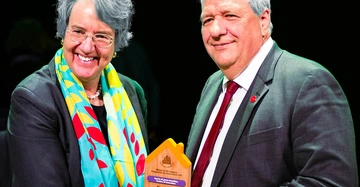 Botschafterin Mag.Melitta Schubert übergibt Preis an WBV-GPA Geschäftsführer KommR Mag. Michael Gehbauer