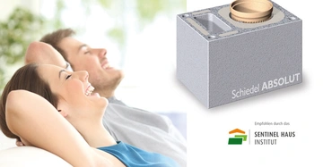 Zwei lachende Personen liegen entspannt nebeneinander auf einer Couch Aufgaben Sie genießen den Moment. Rechts davon ist ein grauer Schornsteinziegel zu sehen mit dem Text Schiedel ABSOLUT. Darunter steht Empfohlen durch das Sentinel Haus Institut.