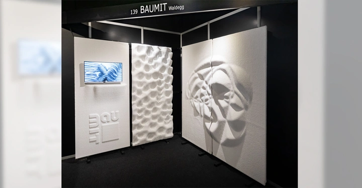 Ständer mit 3D-Strukturen und einem Bildschirm links, wellenartiges Relief in der Mitte und abstraktes Gesichtsmuster rechts steht vor schwarzem Hintergrund. Text oben: 139 BAUMIT Waldegg.