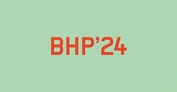 Logo des Bauherrenpreises "BHP 24" in roter Schrift auf hellgrünem Hintergrund.