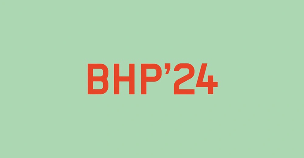 Logo des Bauherrenpreises "BHP 24" in roter Schrift auf hellgrünem Hintergrund.