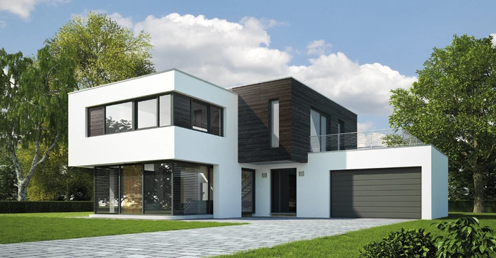 Modernes zweistöckiges Haus mit weißen und dunklen Holzpaneelen Steht auf einem gepflegten Rasen wird von großen Fenstern umgeben und hat eine Doppelgarage und einen gepflasterten Gehweg führt dorthin Bäume im Hintergrund