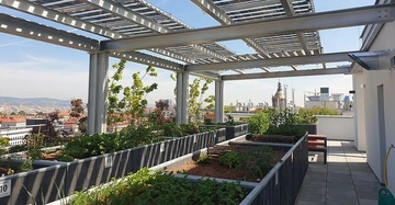 Metallgerüst tragend Pflanzkästen grünem Gemüse und Pflanzen unter freiem Himmel auf einem Dachgarten in einer Stadtumgebung im Hintergrund Gebäude und klare Himmel sichtbar Schilder an den Kästen: 10 11 12 13 14