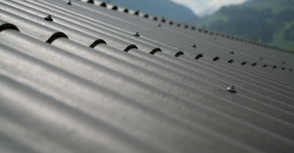 Wellblechdachstruktur mit Schrauben in Nahaufnahme ruhig in Berglandschaft bei bewölktem Himmel Hintergrund.